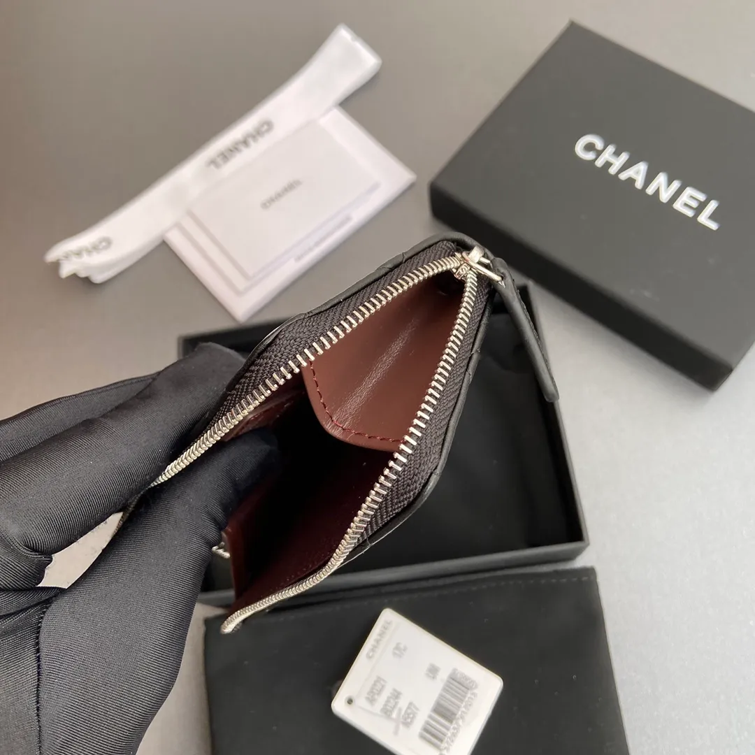 [Special grade hardware original leather] 💰320 Xiaoxiang small zipper bag card holder series Hook chain quilted card holder with iconic metal logo Silver tone metal hardware, special Italian imported leather 1 card slot wallet bag, 1 hook chain Number: 0221 Black Sheep Silver Size: w11.5×h7.5×1.5cm