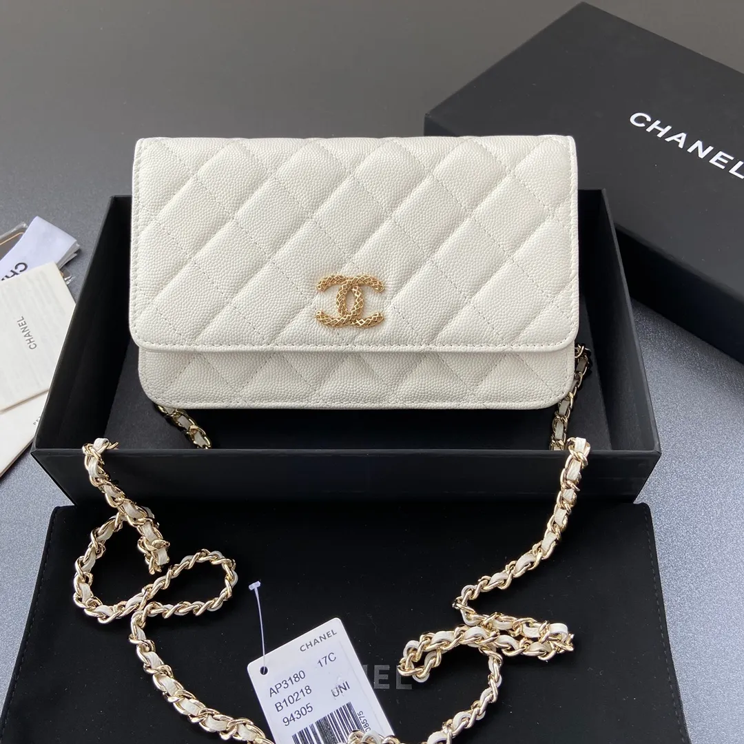 800💰Xiaoxiang imported Italian grained calfskin Item number: AP6360 Size: w20×h13×d3.5cm Color: White fine-grained gold steel mark