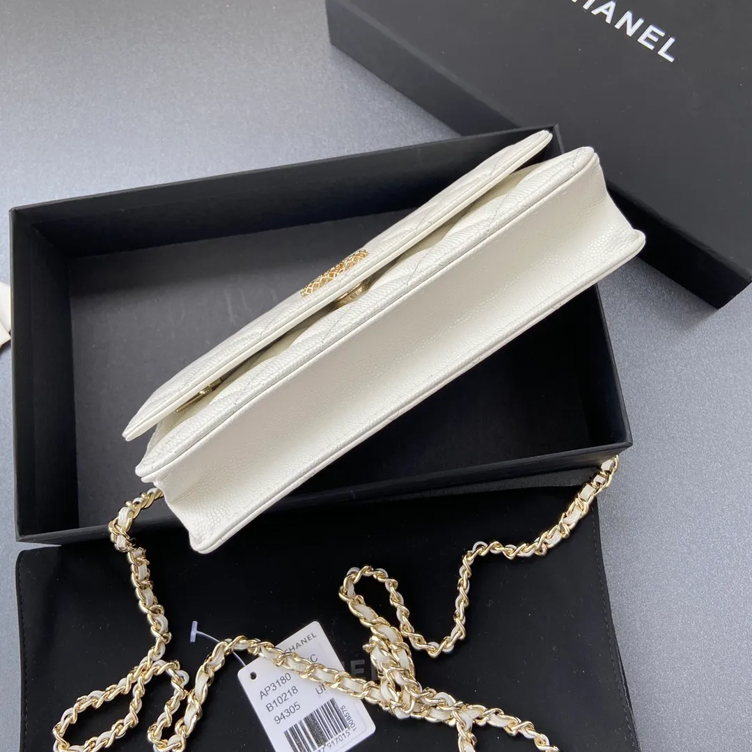 800💰Xiaoxiang imported Italian grained calfskin Item number: AP6360 Size: w20×h13×d3.5cm Color: White fine-grained gold steel mark