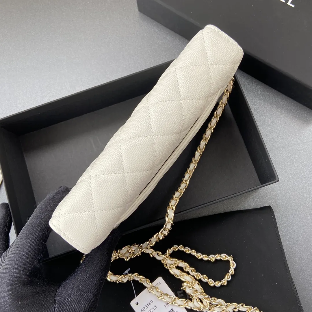 800💰Xiaoxiang imported Italian grained calfskin Item number: AP6360 Size: w20×h13×d3.5cm Color: White fine-grained gold steel mark