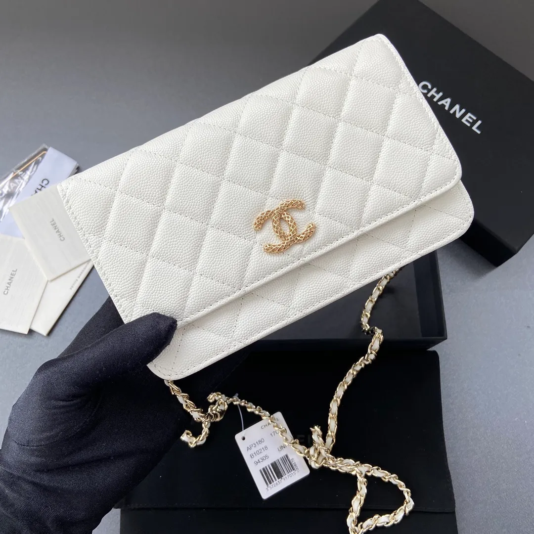 800💰Xiaoxiang imported Italian grained calfskin Item number: AP6360 Size: w20×h13×d3.5cm Color: White fine-grained gold steel mark