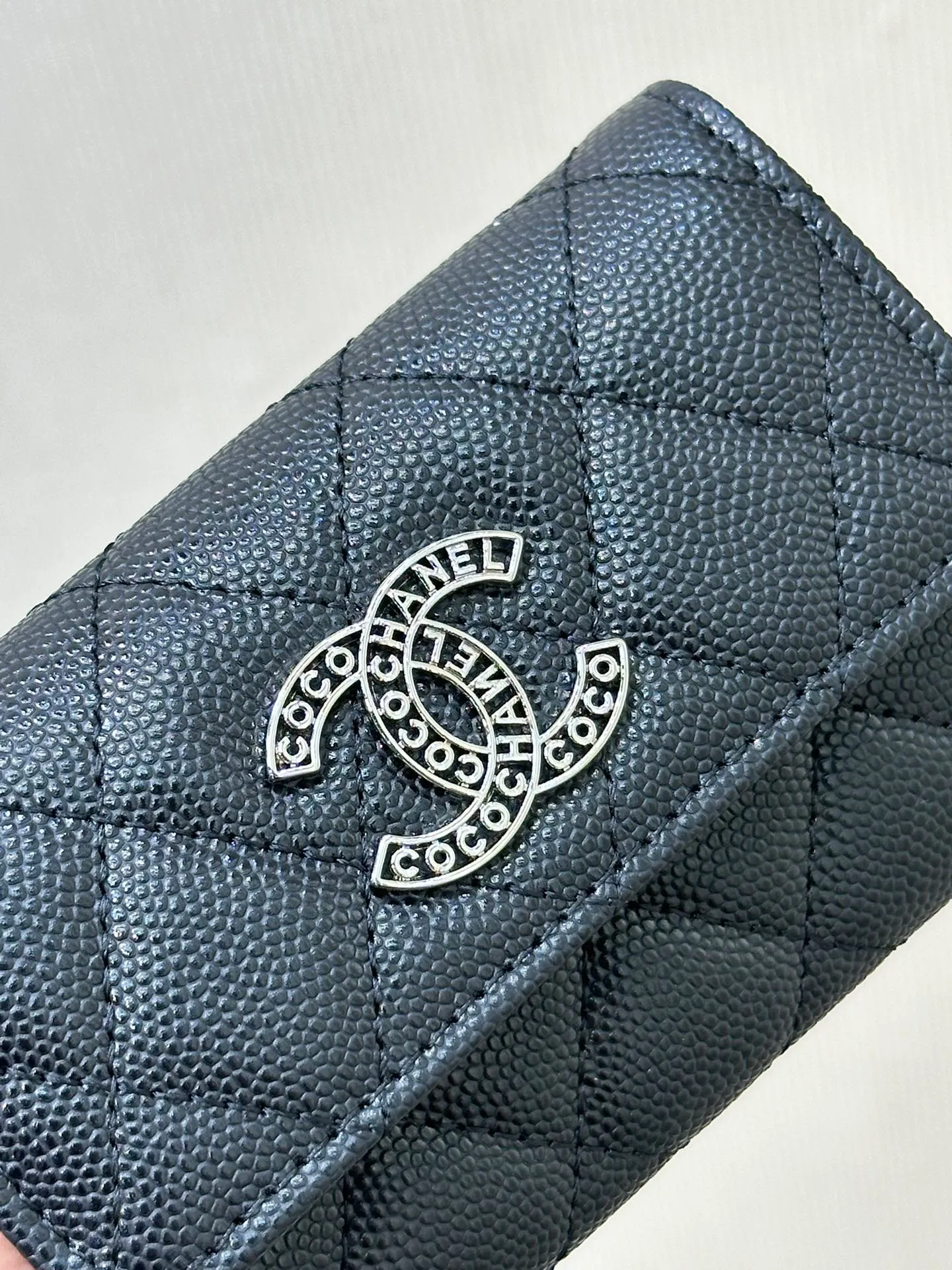3832 In recent years, technology has become more and more advanced. You don’t need to carry so many cards and cash when you go out. The bags you carry are getting smaller and smaller. Long wallets are big and heavy and no one buys them. This kind of small coin purse is the most suitable!