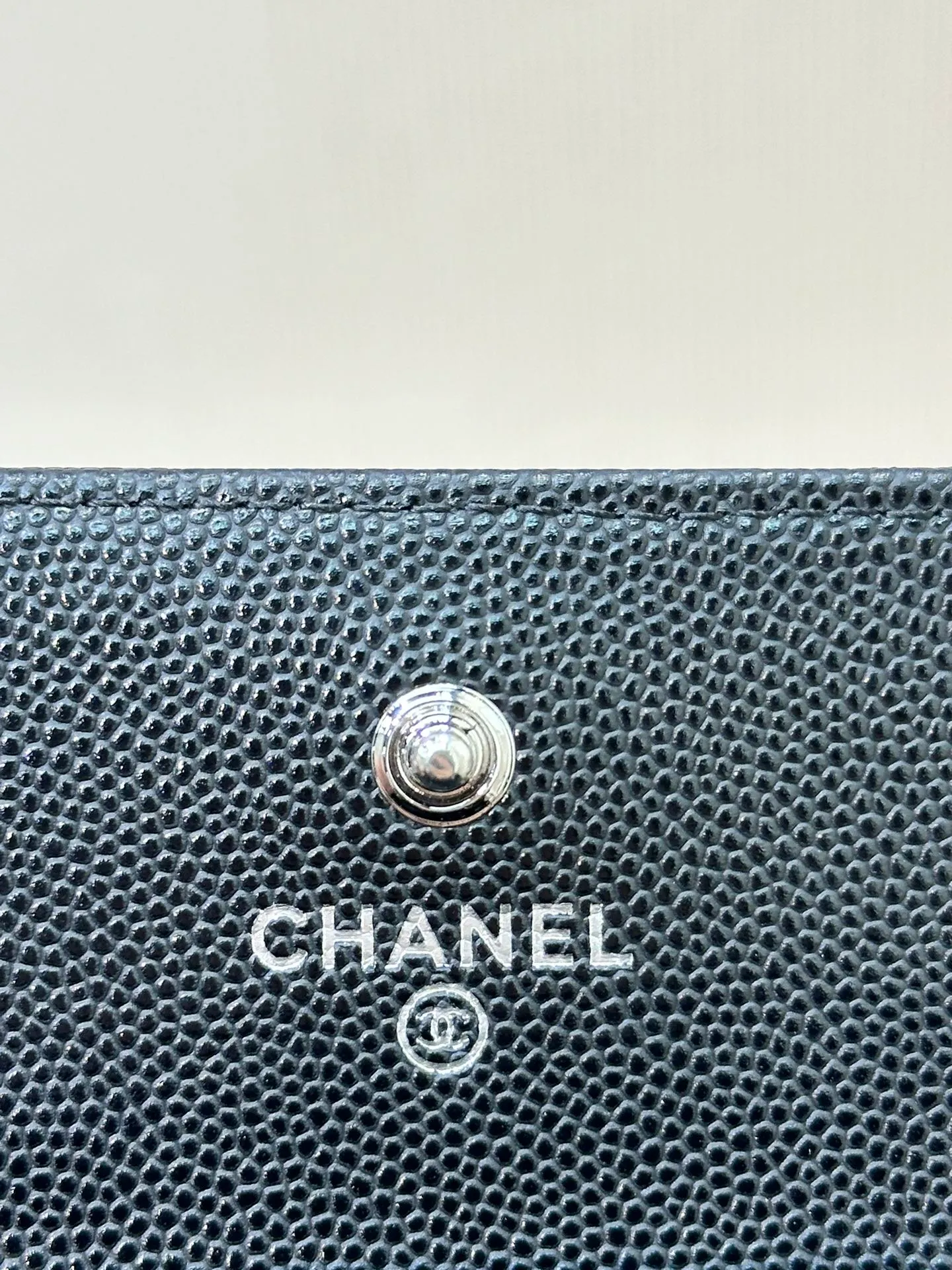 3832 In recent years, technology has become more and more advanced. You don’t need to carry so many cards and cash when you go out. The bags you carry are getting smaller and smaller. Long wallets are big and heavy and no one buys them. This kind of small coin purse is the most suitable!