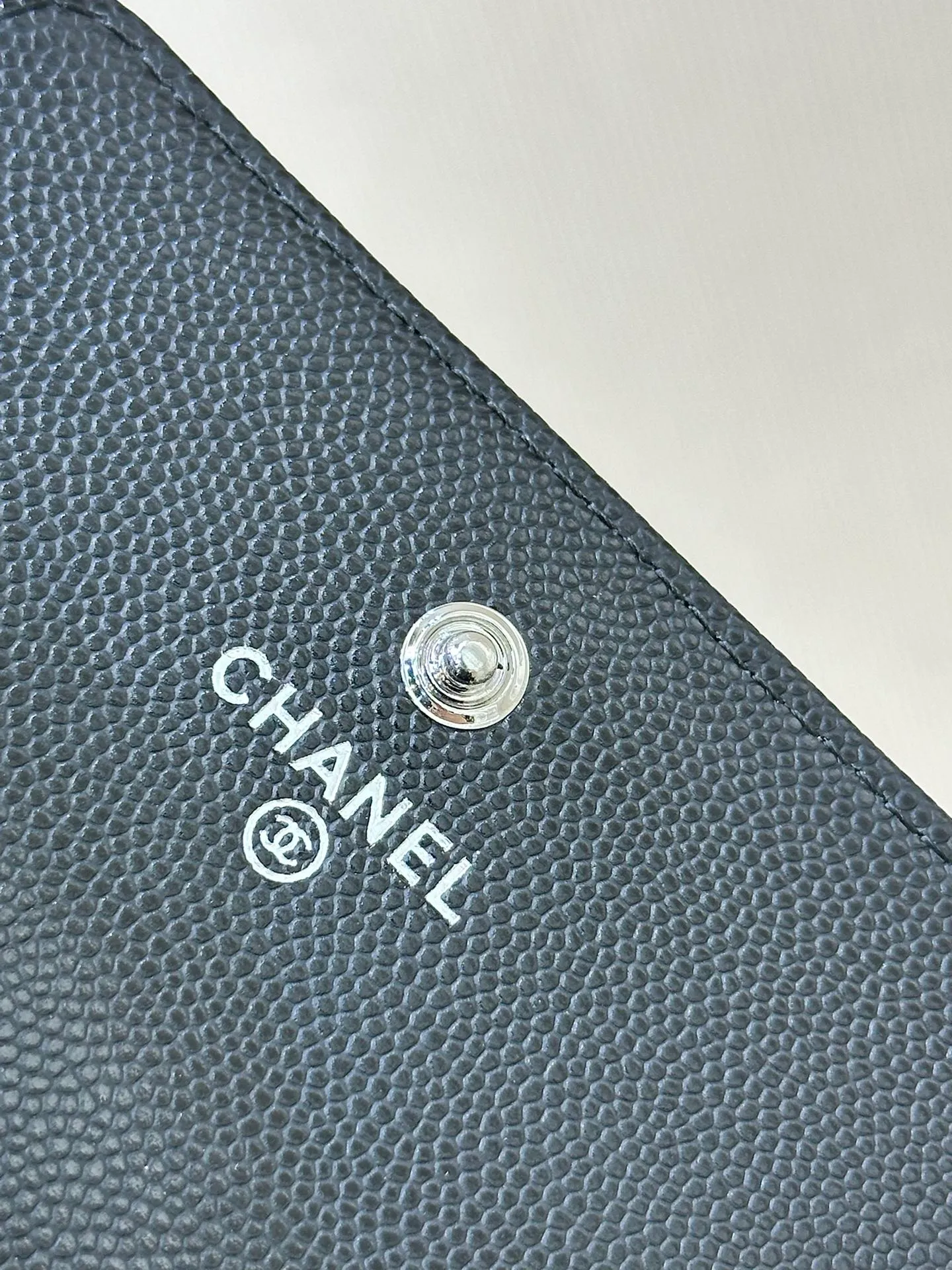 3832 In recent years, technology has become more and more advanced. You don’t need to carry so many cards and cash when you go out. The bags you carry are getting smaller and smaller. Long wallets are big and heavy and no one buys them. This kind of small coin purse is the most suitable!