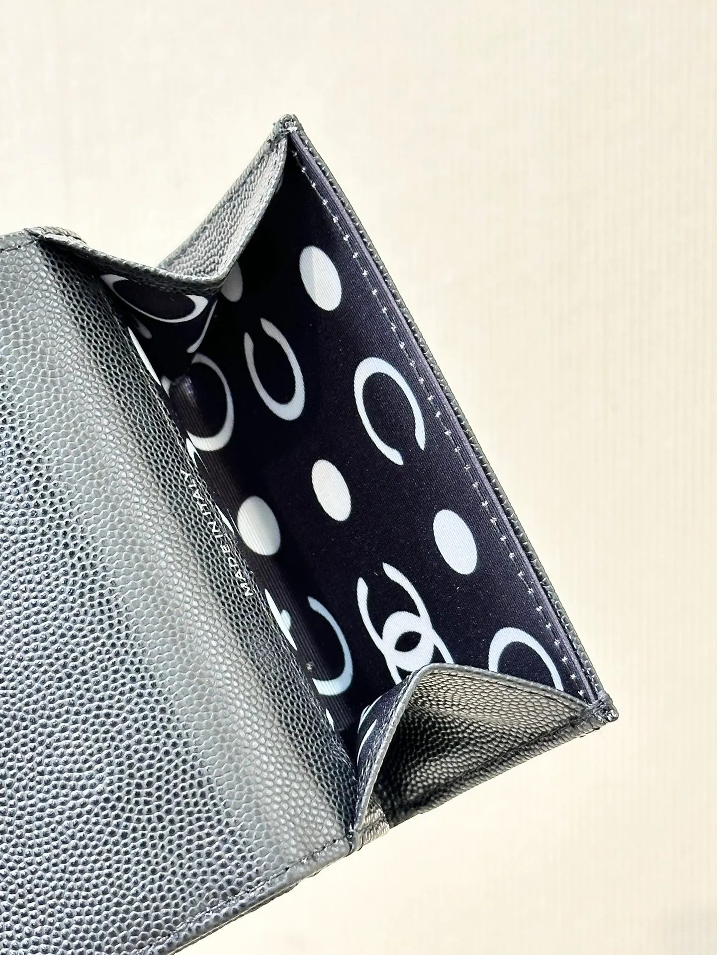 3832 In recent years, technology has become more and more advanced. You don’t need to carry so many cards and cash when you go out. The bags you carry are getting smaller and smaller. Long wallets are big and heavy and no one buys them. This kind of small coin purse is the most suitable!