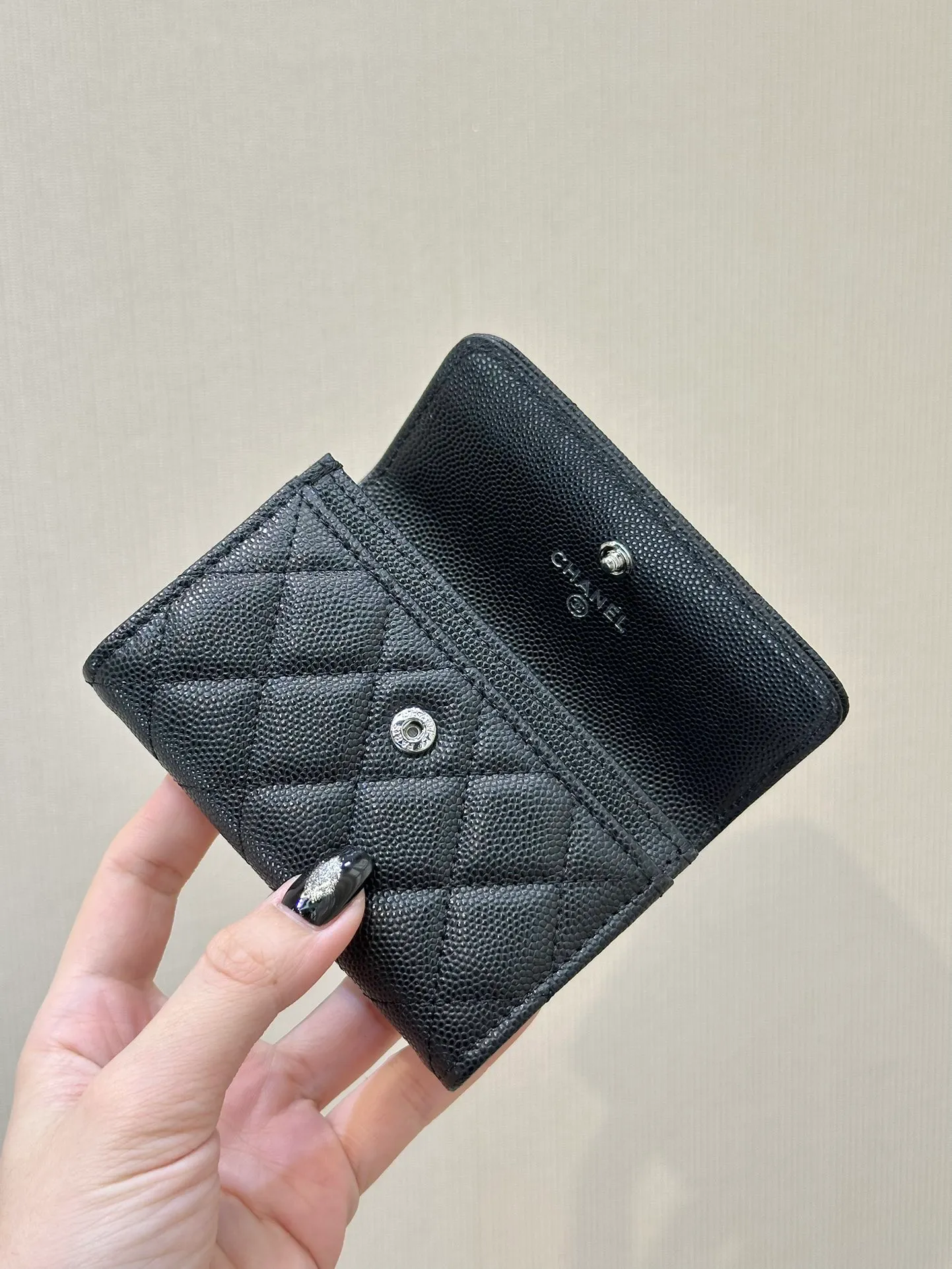 3832 In recent years, technology has become more and more advanced. You don’t need to carry so many cards and cash when you go out. The bags you carry are getting smaller and smaller. Long wallets are big and heavy and no one buys them. This kind of small coin purse is the most suitable!