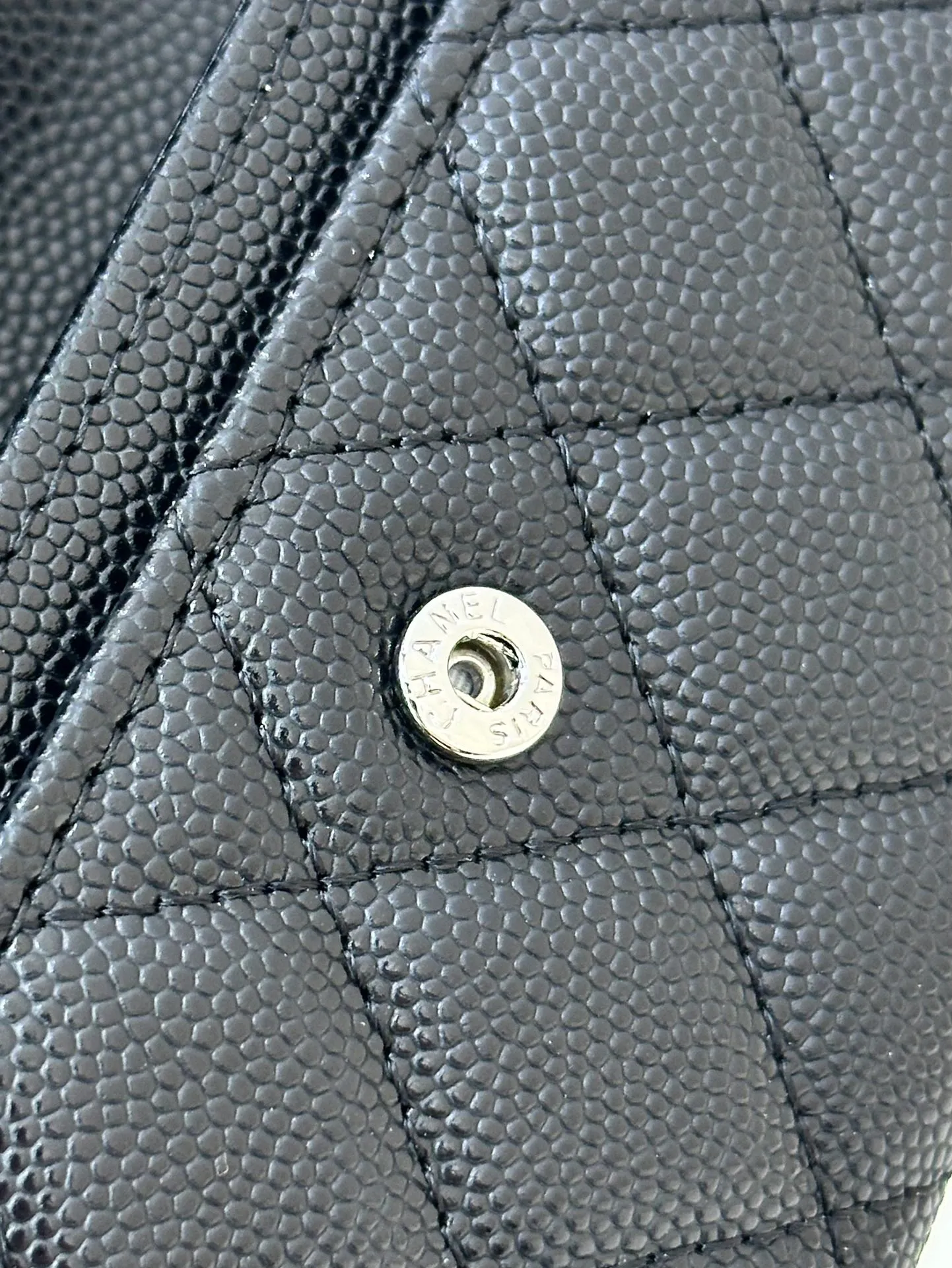 3832 In recent years, technology has become more and more advanced. You don’t need to carry so many cards and cash when you go out. The bags you carry are getting smaller and smaller. Long wallets are big and heavy and no one buys them. This kind of small coin purse is the most suitable!