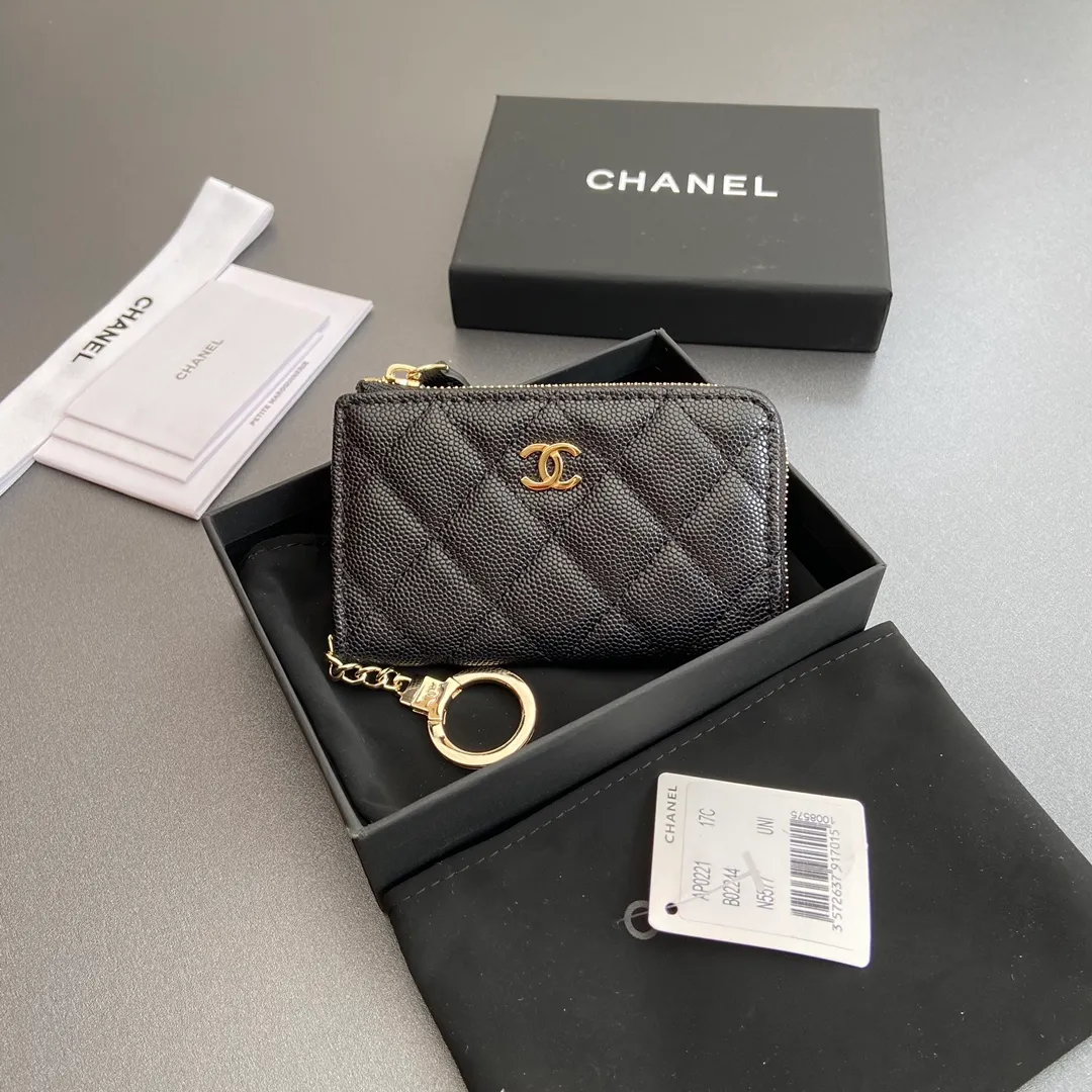 [Special grade hardware original leather] 💰320 Xiaoxiang small zipper bag card holder series Hook chain quilted card holder with iconic metal logo Gold tone metal hardware, special Italian imported leather 1 card slot wallet bag, 1 hook chain Number: 0221 Black thin ball light gold Size: w11.5×h7.5×1.5cm