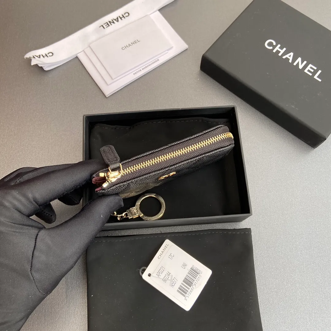 [Special grade hardware original leather] 💰320 Xiaoxiang small zipper bag card holder series Hook chain quilted card holder with iconic metal logo Gold tone metal hardware, special Italian imported leather 1 card slot wallet bag, 1 hook chain Number: 0221 Black thin ball light gold Size: w11.5×h7.5×1.5cm