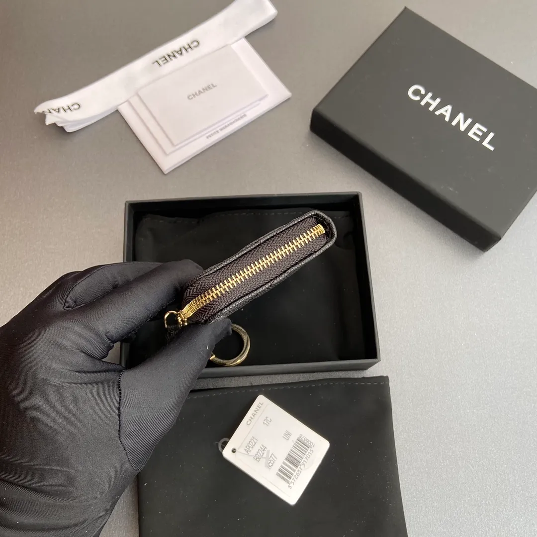 [Special grade hardware original leather] 💰320 Xiaoxiang small zipper bag card holder series Hook chain quilted card holder with iconic metal logo Gold tone metal hardware, special Italian imported leather 1 card slot wallet bag, 1 hook chain Number: 0221 Black thin ball light gold Size: w11.5×h7.5×1.5cm