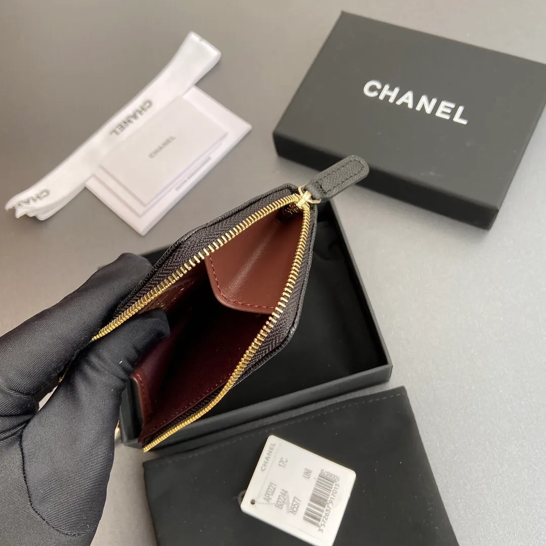 [Special grade hardware original leather] 💰320 Xiaoxiang small zipper bag card holder series Hook chain quilted card holder with iconic metal logo Gold tone metal hardware, special Italian imported leather 1 card slot wallet bag, 1 hook chain Number: 0221 Black thin ball light gold Size: w11.5×h7.5×1.5cm