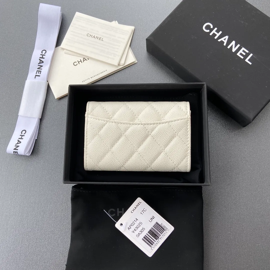 Xiaoxiang imported Italian leather Item number: AP428 Price: 260 Size: w11×h7cm Color: White fine ball pattern golden steel mark