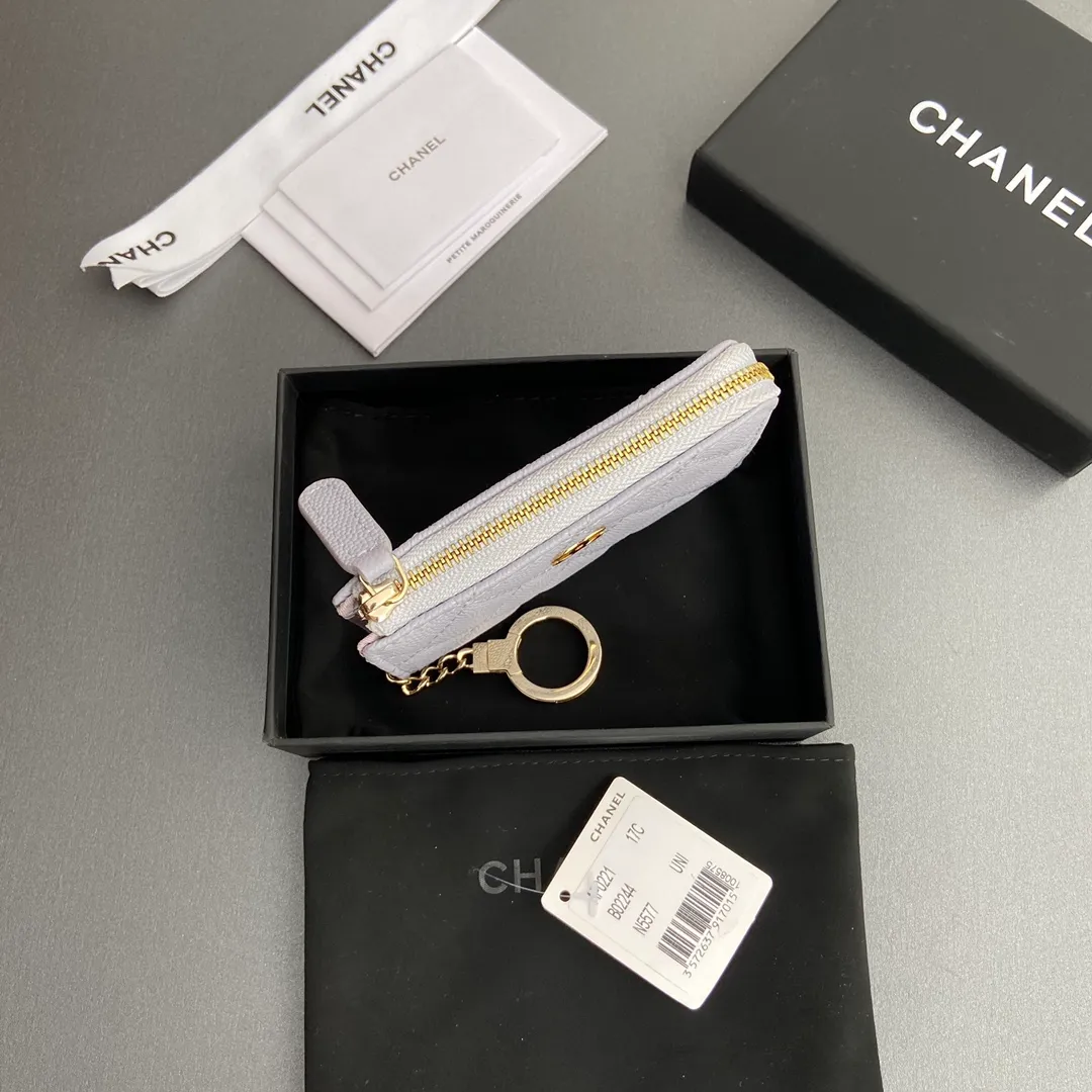 [Special grade hardware original leather] 💰320 Xiaoxiang small zipper bag card holder series Hook chain quilted card holder with iconic metal logo Gold tone metal hardware, special Italian imported leather 1 card slot wallet bag, 1 hook chain Number: 0221 Light purple thin ball light gold Size: w11.5×h7.5×1.5cm