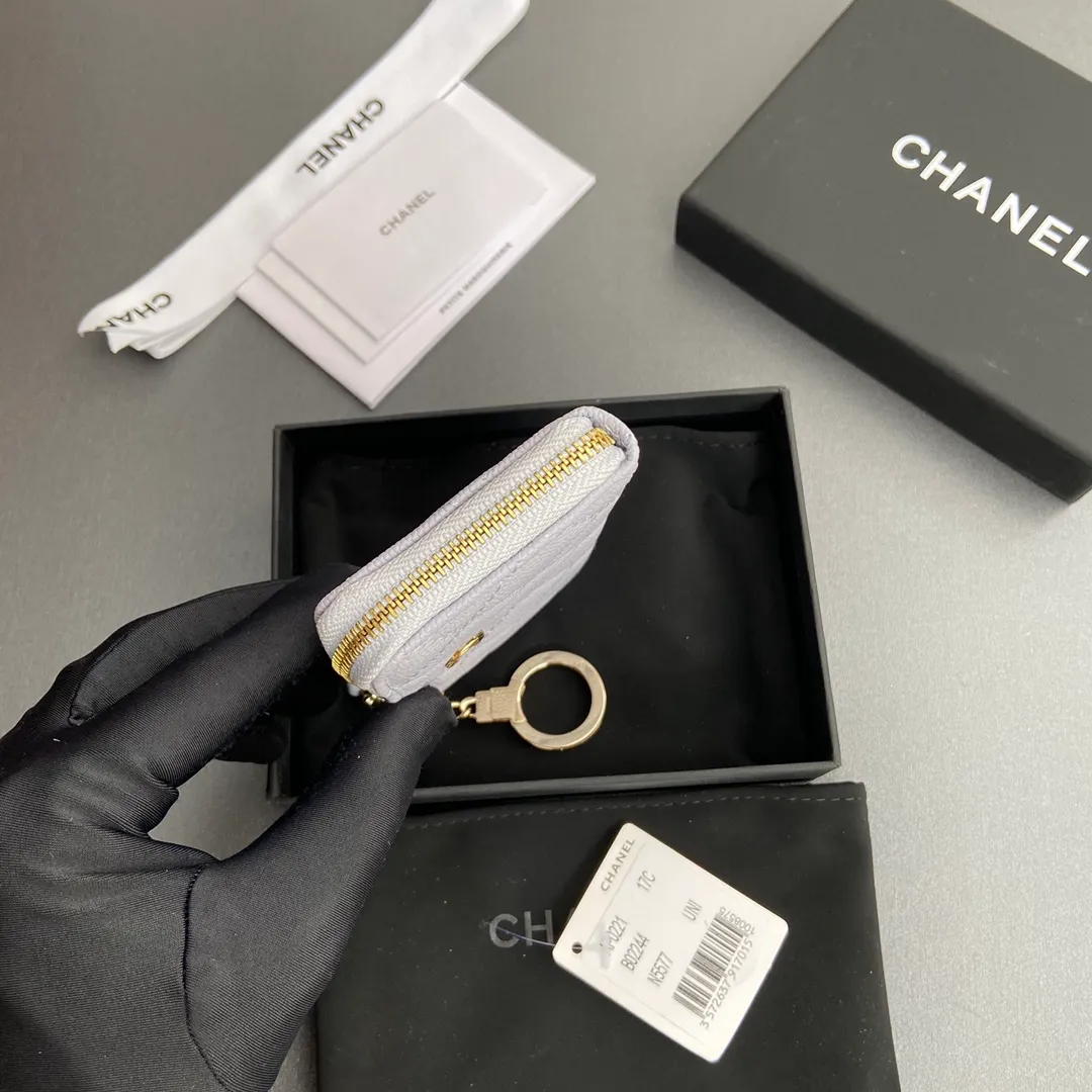 [Special grade hardware original leather] 💰320 Xiaoxiang small zipper bag card holder series Hook chain quilted card holder with iconic metal logo Gold tone metal hardware, special Italian imported leather 1 card slot wallet bag, 1 hook chain Number: 0221 Light purple thin ball light gold Size: w11.5×h7.5×1.5cm