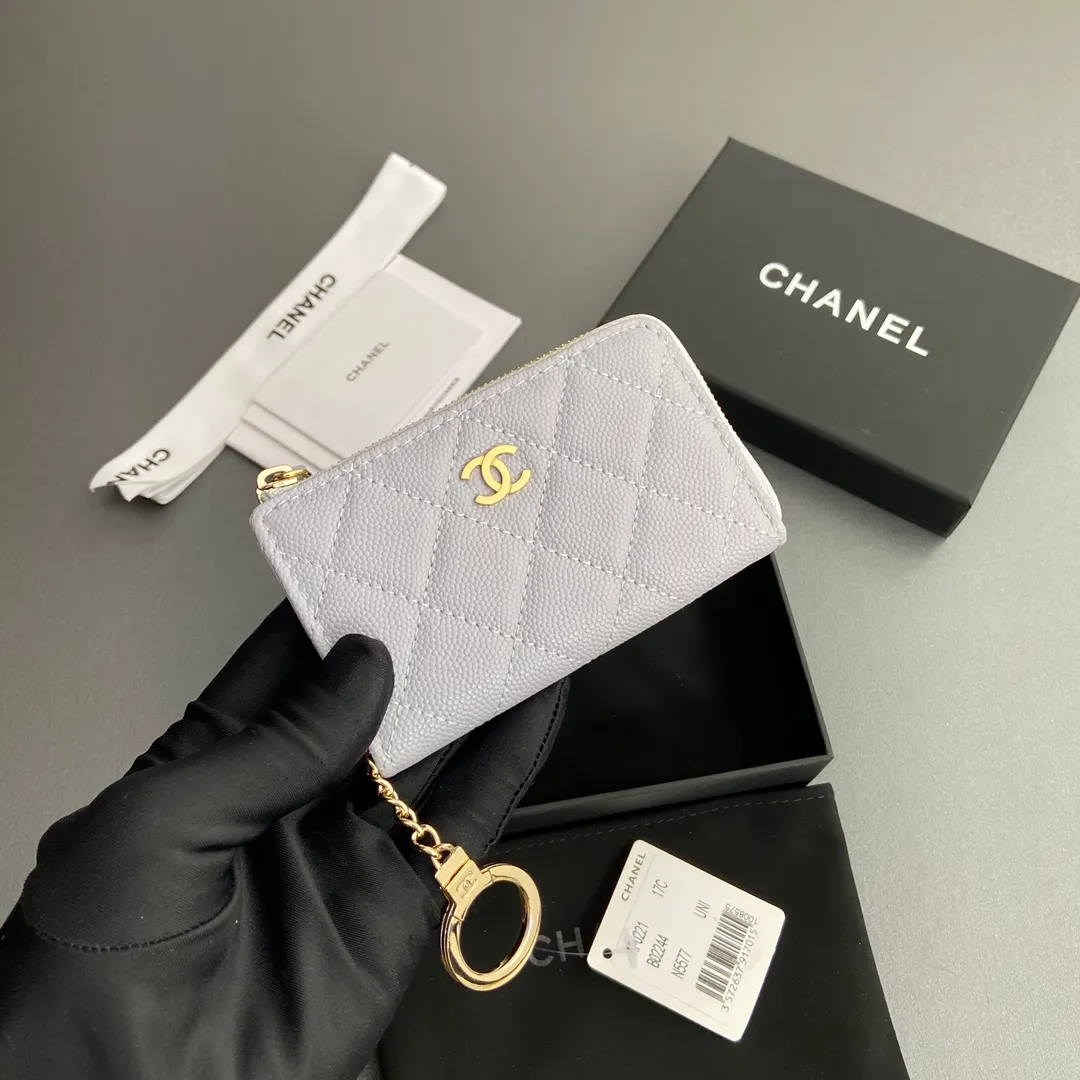 [Special grade hardware original leather] 💰320 Xiaoxiang small zipper bag card holder series Hook chain quilted card holder with iconic metal logo Gold tone metal hardware, special Italian imported leather 1 card slot wallet bag, 1 hook chain Number: 0221 Light purple thin ball light gold Size: w11.5×h7.5×1.5cm
