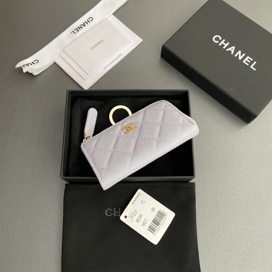 [Special grade hardware original leather] 💰320 Xiaoxiang small zipper bag card holder series Hook chain quilted card holder with iconic metal logo Gold tone metal hardware, special Italian imported leather 1 card slot wallet bag, 1 hook chain Number: 0221 Light purple thin ball light gold Size: w11.5×h7.5×1.5cm