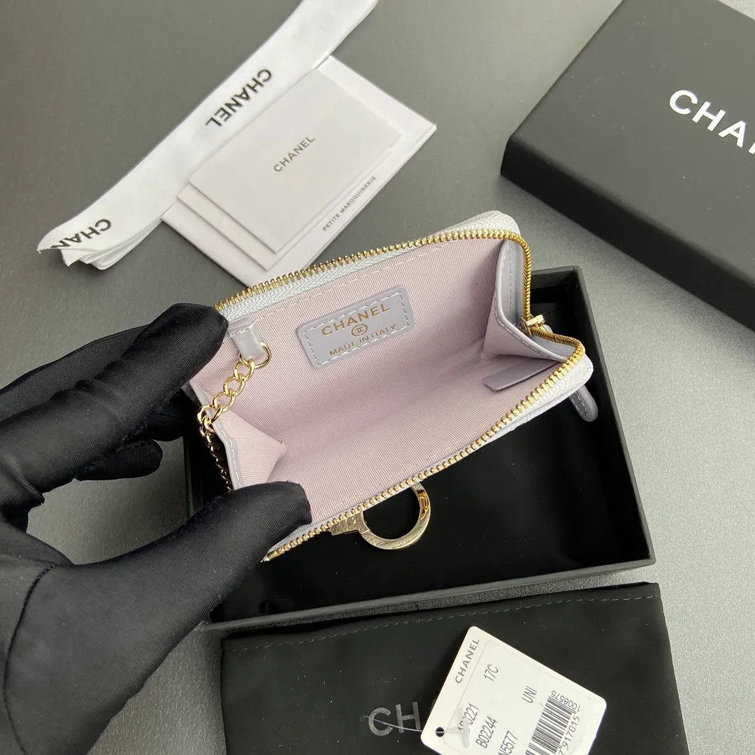 [Special grade hardware original leather] 💰320 Xiaoxiang small zipper bag card holder series Hook chain quilted card holder with iconic metal logo Gold tone metal hardware, special Italian imported leather 1 card slot wallet bag, 1 hook chain Number: 0221 Light purple thin ball light gold Size: w11.5×h7.5×1.5cm