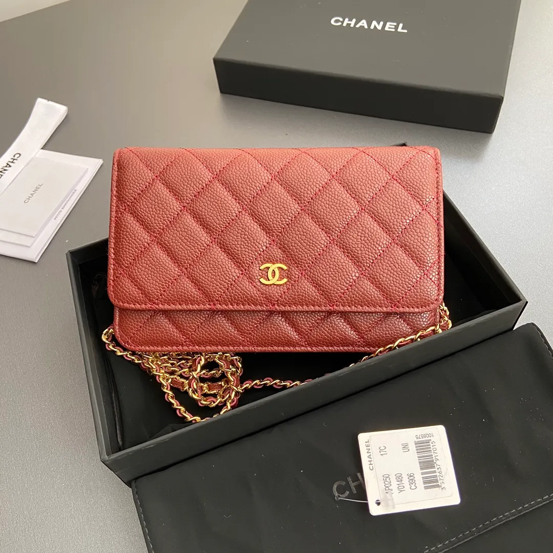 640💰Xiaoxiang imported Italian grained calfskin Item number: A0250 Price: 640 Size: w20×h13×d3.5cm Color: Burgundy ball pattern golden steel mark