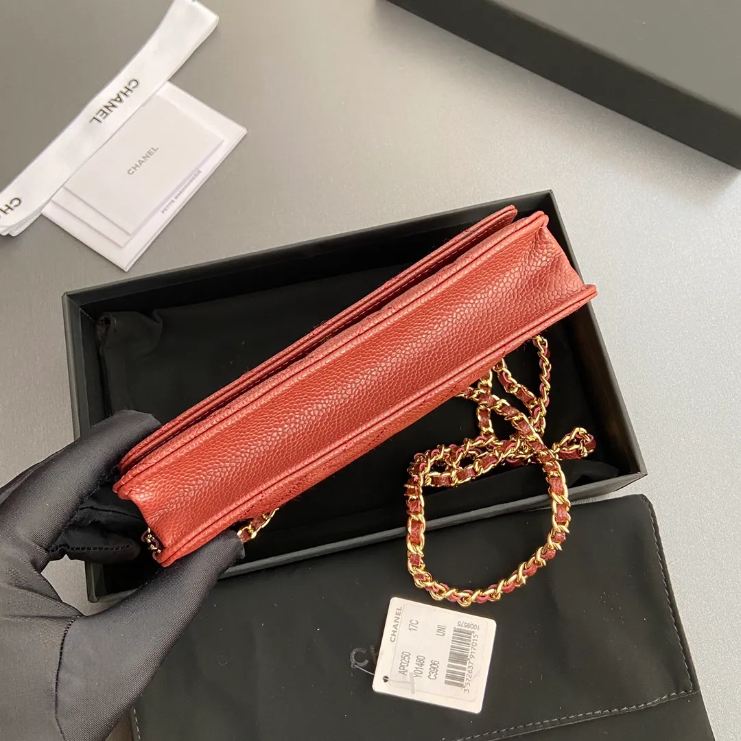 640💰Xiaoxiang imported Italian grained calfskin Item number: A0250 Price: 640 Size: w20×h13×d3.5cm Color: Burgundy ball pattern golden steel mark