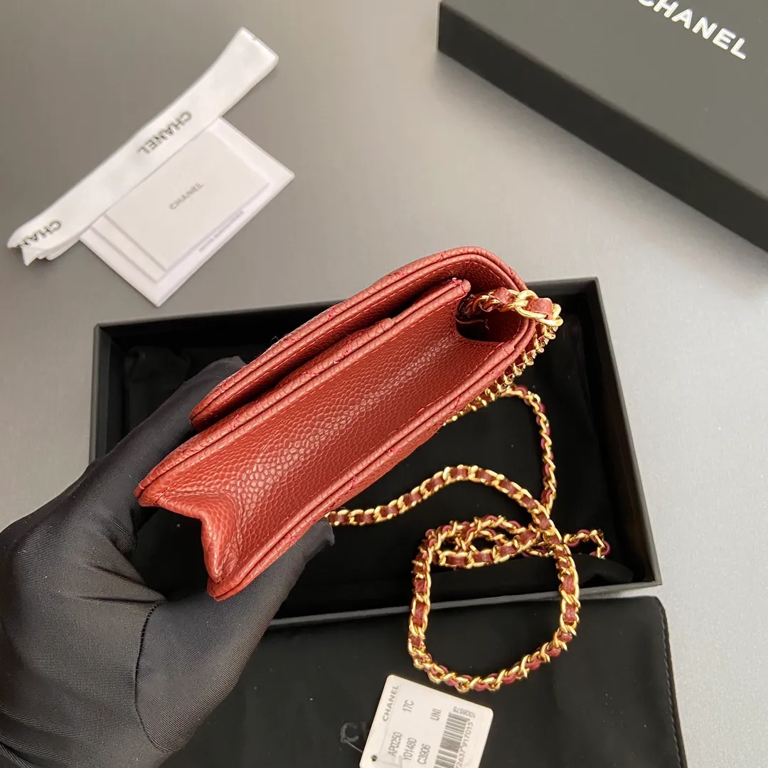640💰Xiaoxiang imported Italian grained calfskin Item number: A0250 Price: 640 Size: w20×h13×d3.5cm Color: Burgundy ball pattern golden steel mark