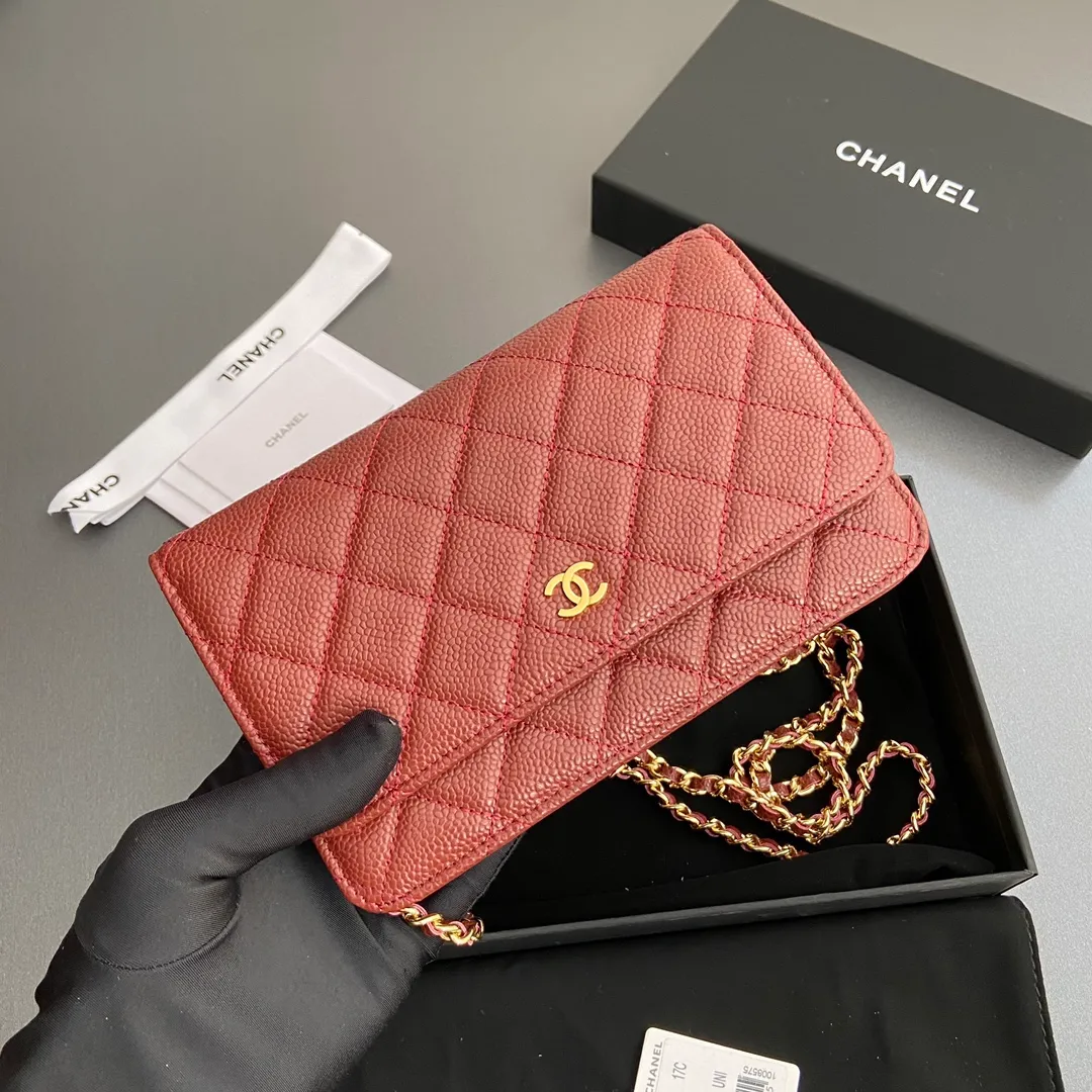 640💰Xiaoxiang imported Italian grained calfskin Item number: A0250 Price: 640 Size: w20×h13×d3.5cm Color: Burgundy ball pattern golden steel mark