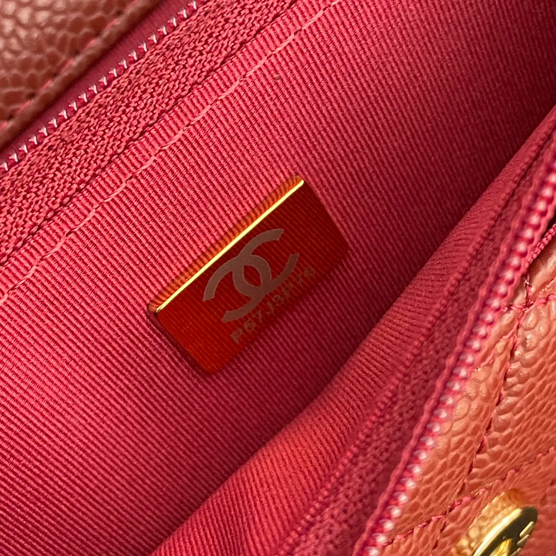 640💰Xiaoxiang imported Italian grained calfskin Item number: A0250 Price: 640 Size: w20×h13×d3.5cm Color: Burgundy ball pattern golden steel mark