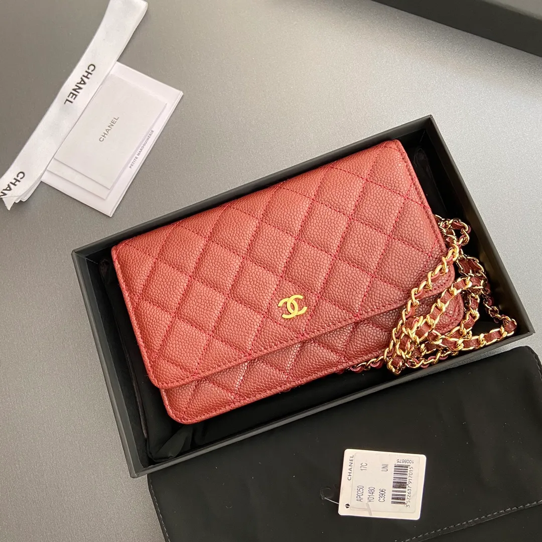 640💰Xiaoxiang imported Italian grained calfskin Item number: A0250 Price: 640 Size: w20×h13×d3.5cm Color: Burgundy ball pattern golden steel mark