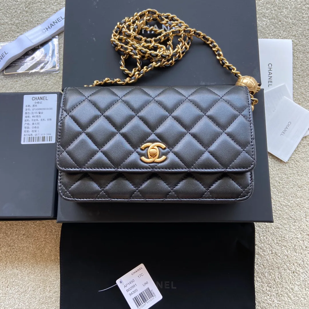 Xiaoxiang imported Italian sheepskin Item number: AP2900 Price: 860 Size: w19×h13×d4cm Color: black sheepskin straight gold hardware