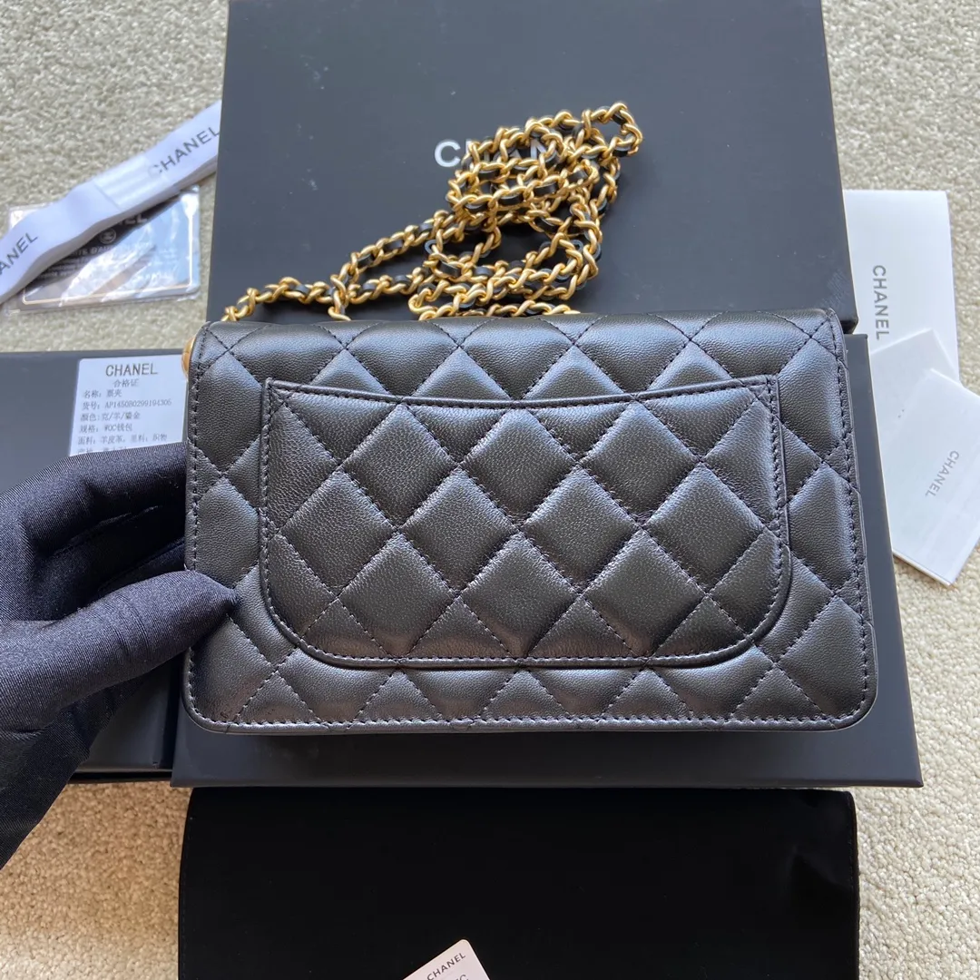 Xiaoxiang imported Italian sheepskin Item number: AP2900 Price: 860 Size: w19×h13×d4cm Color: black sheepskin straight gold hardware