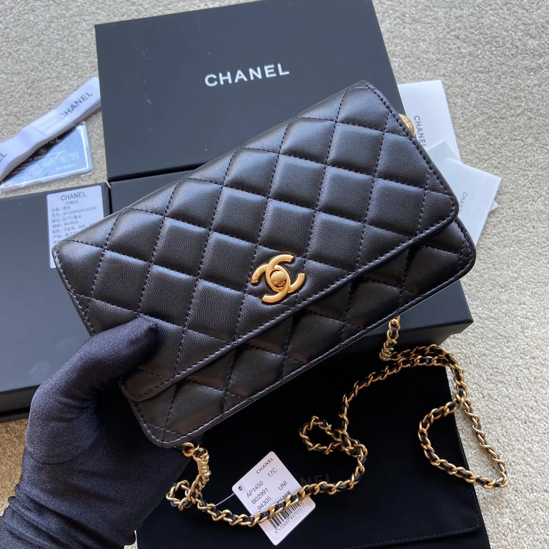 Xiaoxiang imported Italian sheepskin Item number: AP2900 Price: 860 Size: w19×h13×d4cm Color: black sheepskin straight gold hardware