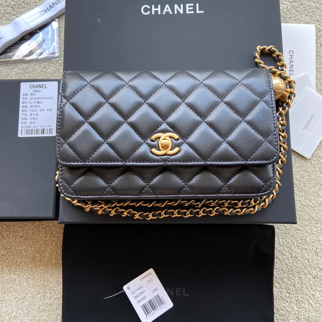 Xiaoxiang imported Italian sheepskin Item number: AP2900 Price: 860 Size: w19×h13×d4cm Color: black sheepskin straight gold hardware
