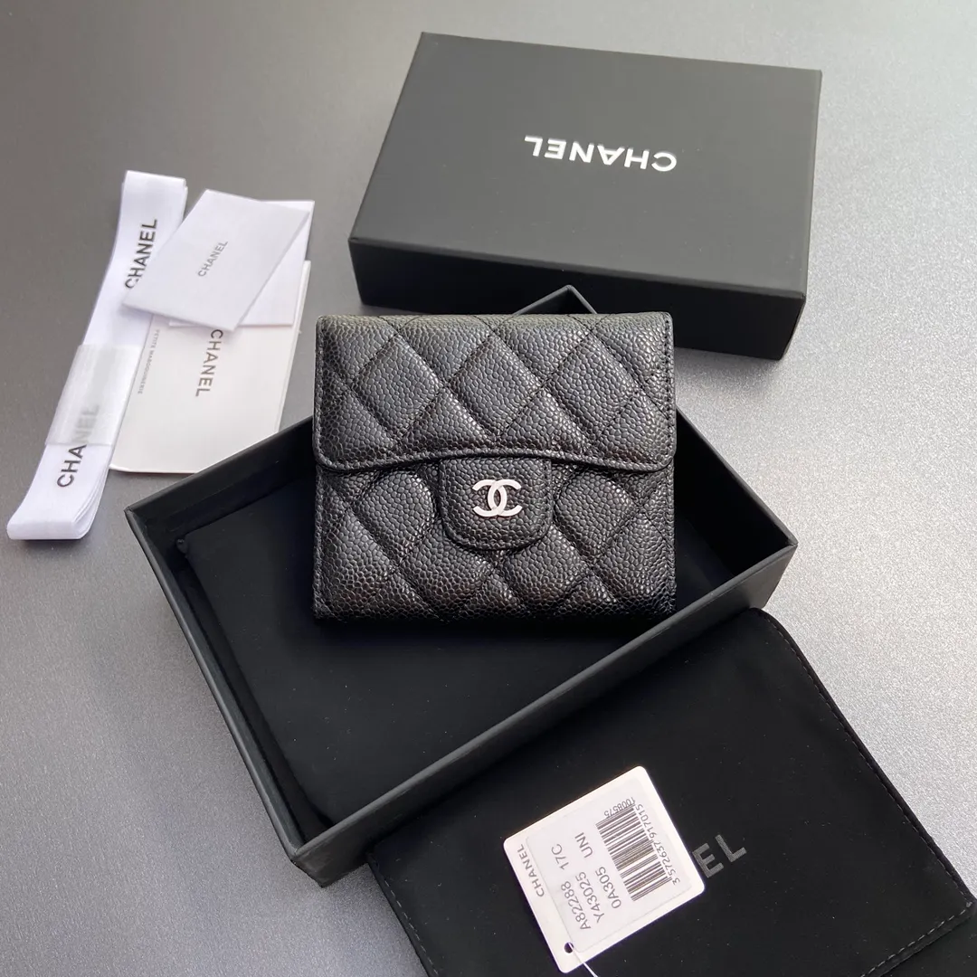 [Imported leather from Italy] ¥440 Special black spherical grain embossed leather Silver tone metal hardware 6 card slots 1 banknote compartment 1 coin zipper bag No.: 82288 Size: w10.5×h11.5×d3cm