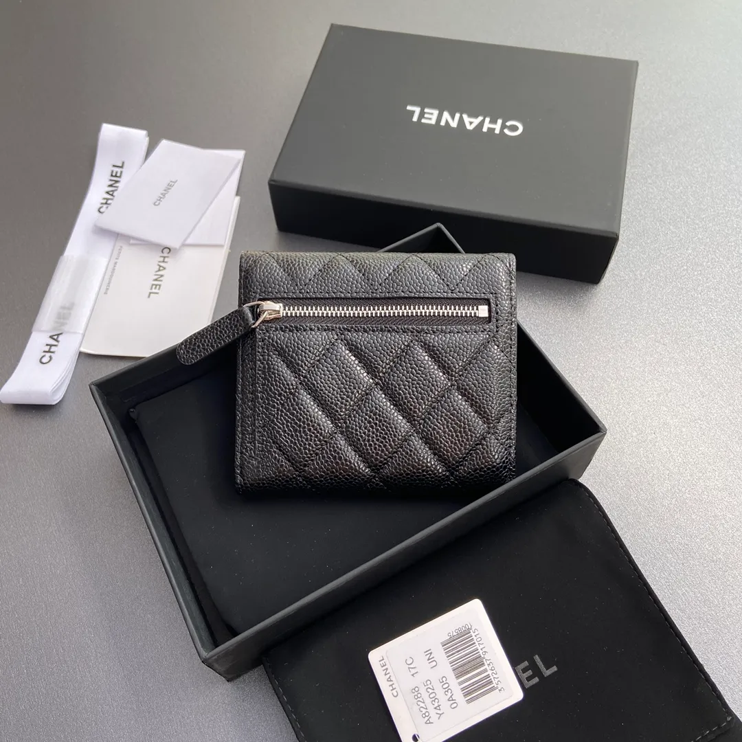 [Imported leather from Italy] ¥440 Special black spherical grain embossed leather Silver tone metal hardware 6 card slots 1 banknote compartment 1 coin zipper bag No.: 82288 Size: w10.5×h11.5×d3cm