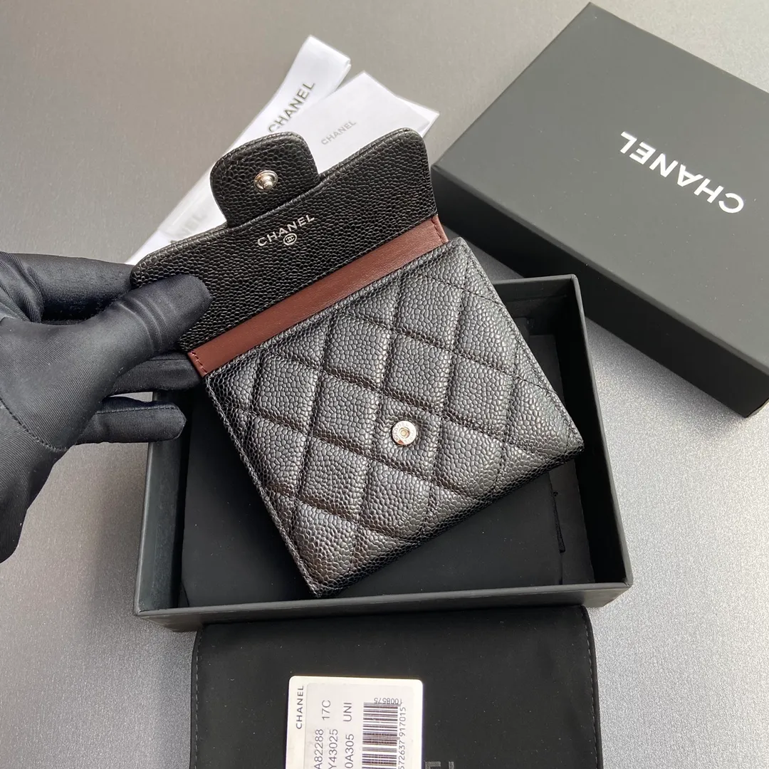 [Imported leather from Italy] ¥440 Special black spherical grain embossed leather Silver tone metal hardware 6 card slots 1 banknote compartment 1 coin zipper bag No.: 82288 Size: w10.5×h11.5×d3cm