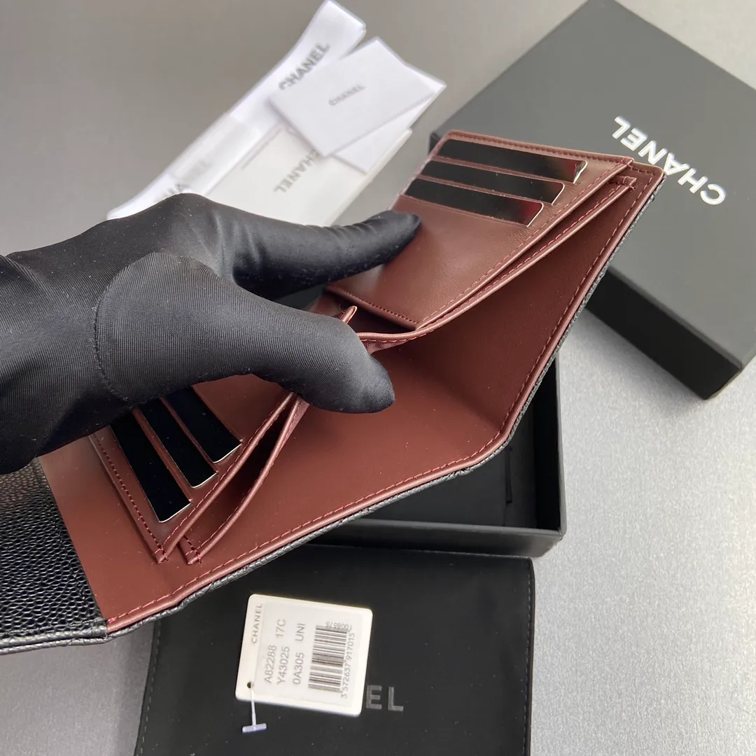 [Imported leather from Italy] ¥440 Special black spherical grain embossed leather Silver tone metal hardware 6 card slots 1 banknote compartment 1 coin zipper bag No.: 82288 Size: w10.5×h11.5×d3cm