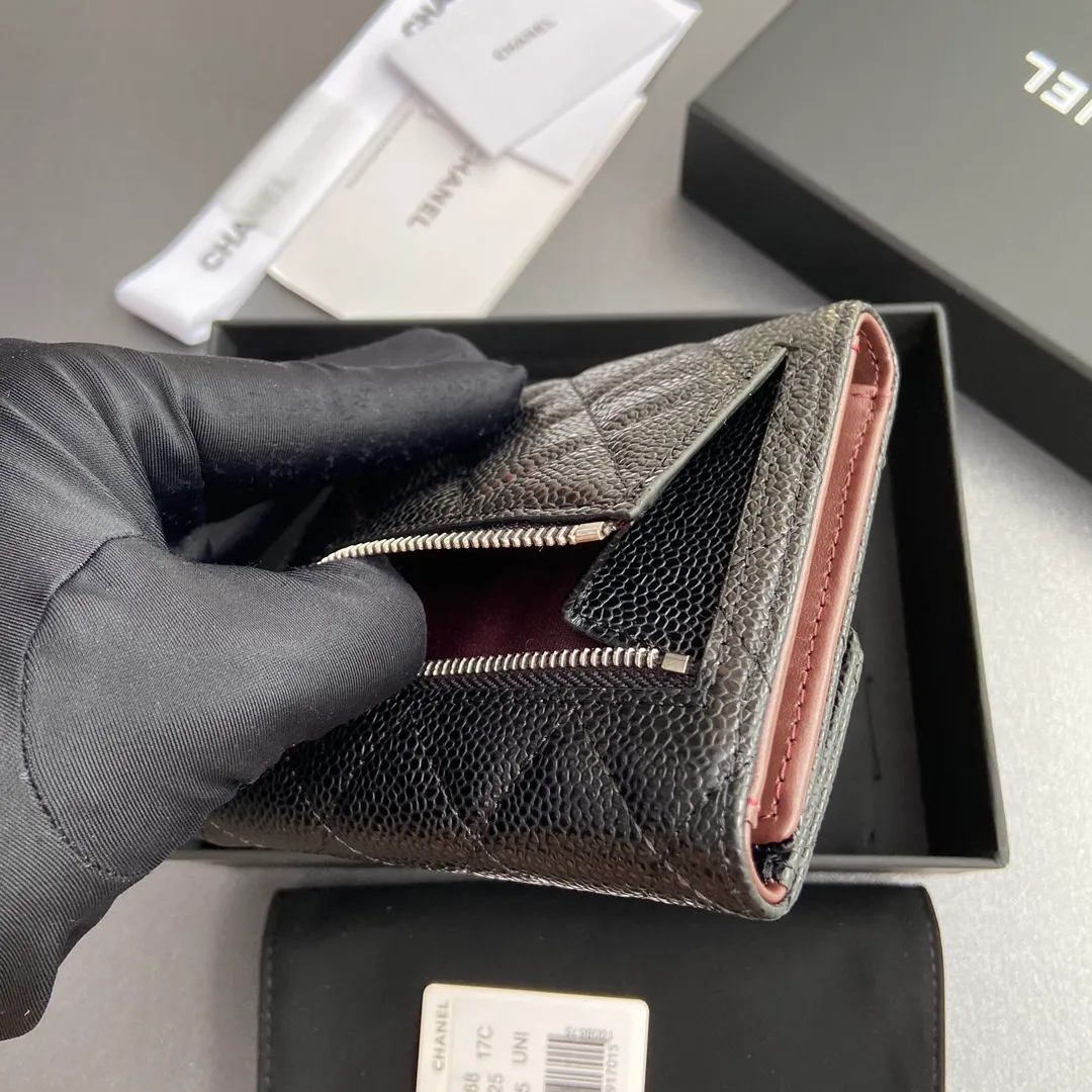 [Imported leather from Italy] ¥440 Special black spherical grain embossed leather Silver tone metal hardware 6 card slots 1 banknote compartment 1 coin zipper bag No.: 82288 Size: w10.5×h11.5×d3cm