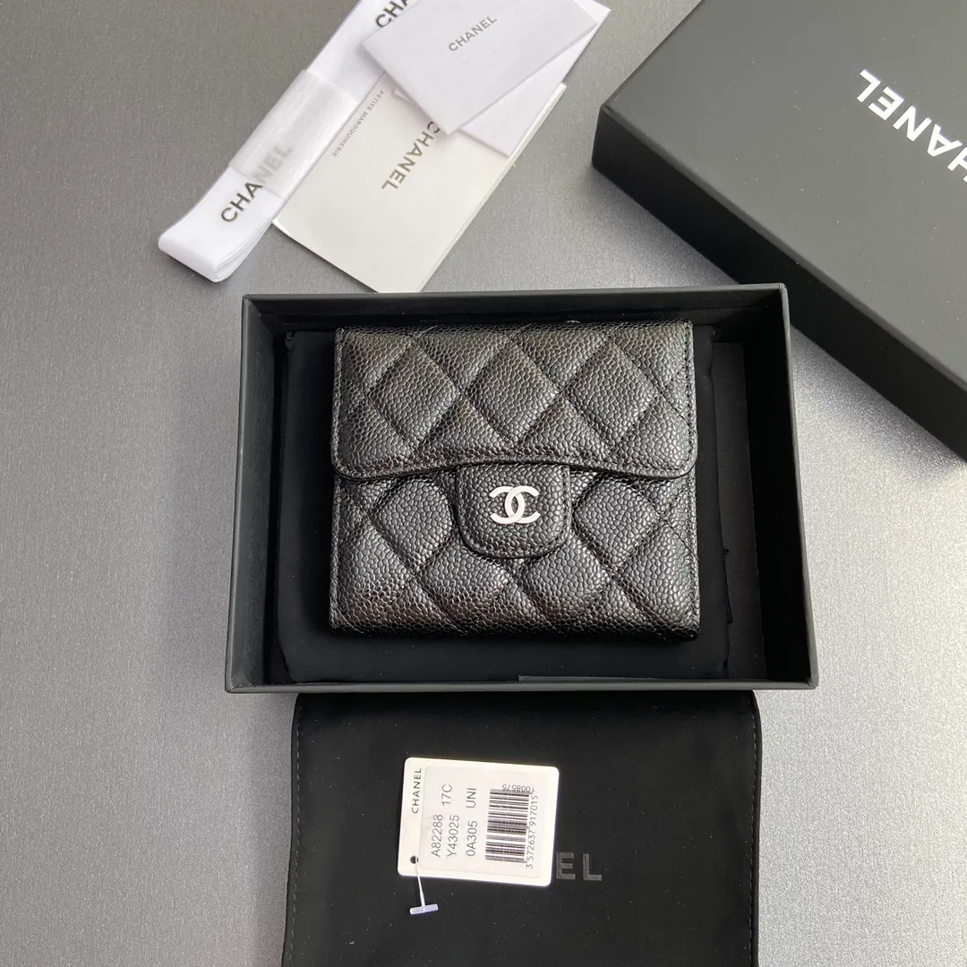 [Imported leather from Italy] ¥440 Special black spherical grain embossed leather Silver tone metal hardware 6 card slots 1 banknote compartment 1 coin zipper bag No.: 82288 Size: w10.5×h11.5×d3cm