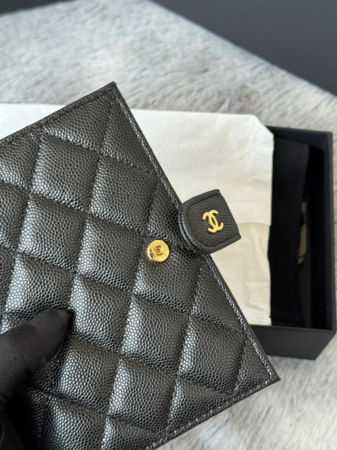 💰440💰4050 New product launched Passport wallet 2-in-1 passport holder that can hold cash, credit card and passport. CHANEL multifunctional passport holder, original quality, imported caviar, cowhide, color as shown in the picture, exclusive real shot, this design may also enter the classic series in the future. Style number: AP6392 Size: 15*10*3cm.