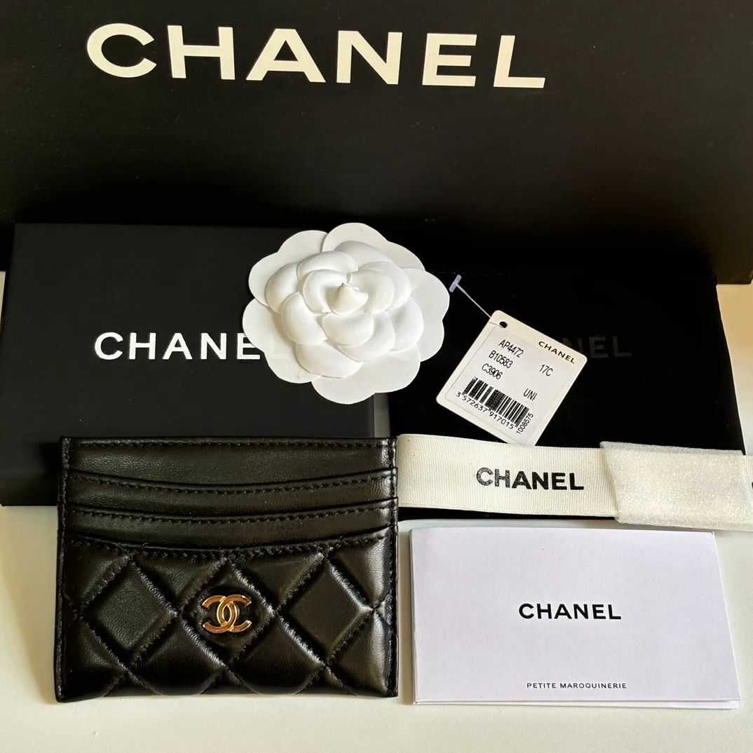 💰240 new product CH@NEL card holder has arrived💦This card holder adds a few more card slots based on the old model, making it more practical. It has original quality and beautiful details. Model No. AP8944, size 11*8*1cm.