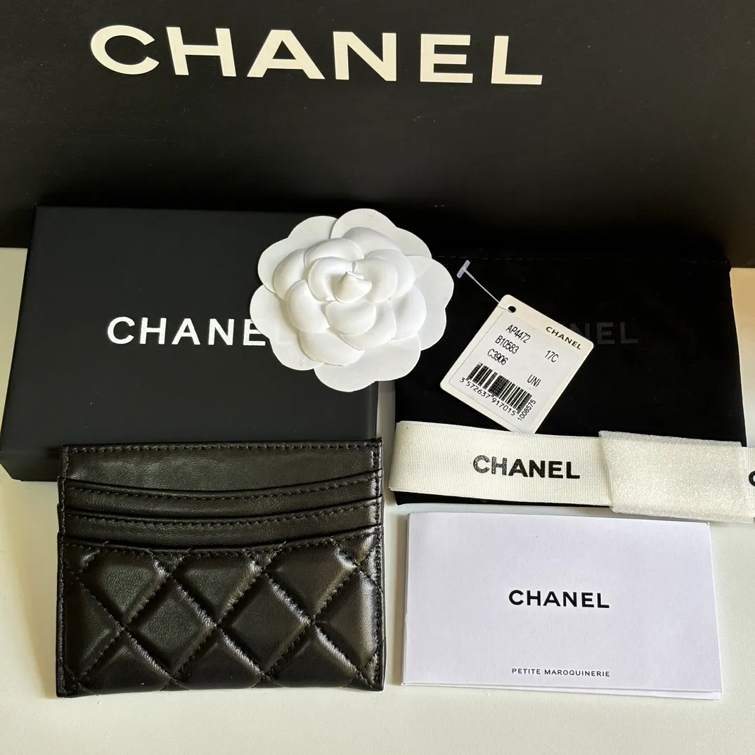 💰240 new product CH@NEL card holder has arrived💦This card holder adds a few more card slots based on the old model, making it more practical. It has original quality and beautiful details. Model No. AP8944, size 11*8*1cm.