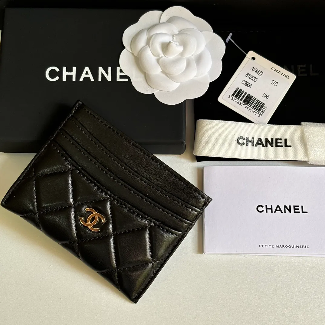 💰240 new product CH@NEL card holder has arrived💦This card holder adds a few more card slots based on the old model, making it more practical. It has original quality and beautiful details. Model No. AP8944, size 11*8*1cm.