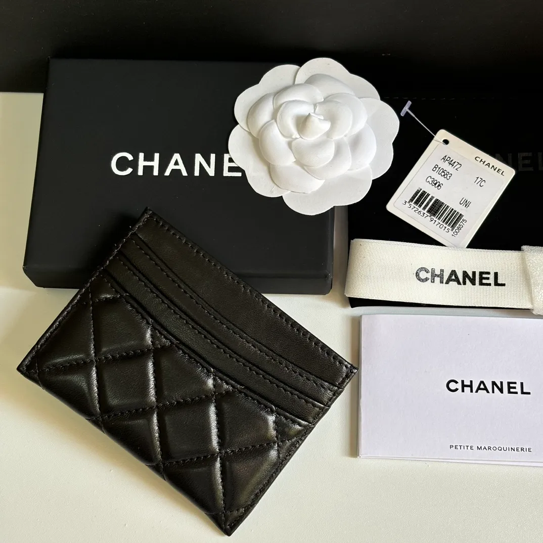 💰240 new product CH@NEL card holder has arrived💦This card holder adds a few more card slots based on the old model, making it more practical. It has original quality and beautiful details. Model No. AP8944, size 11*8*1cm.