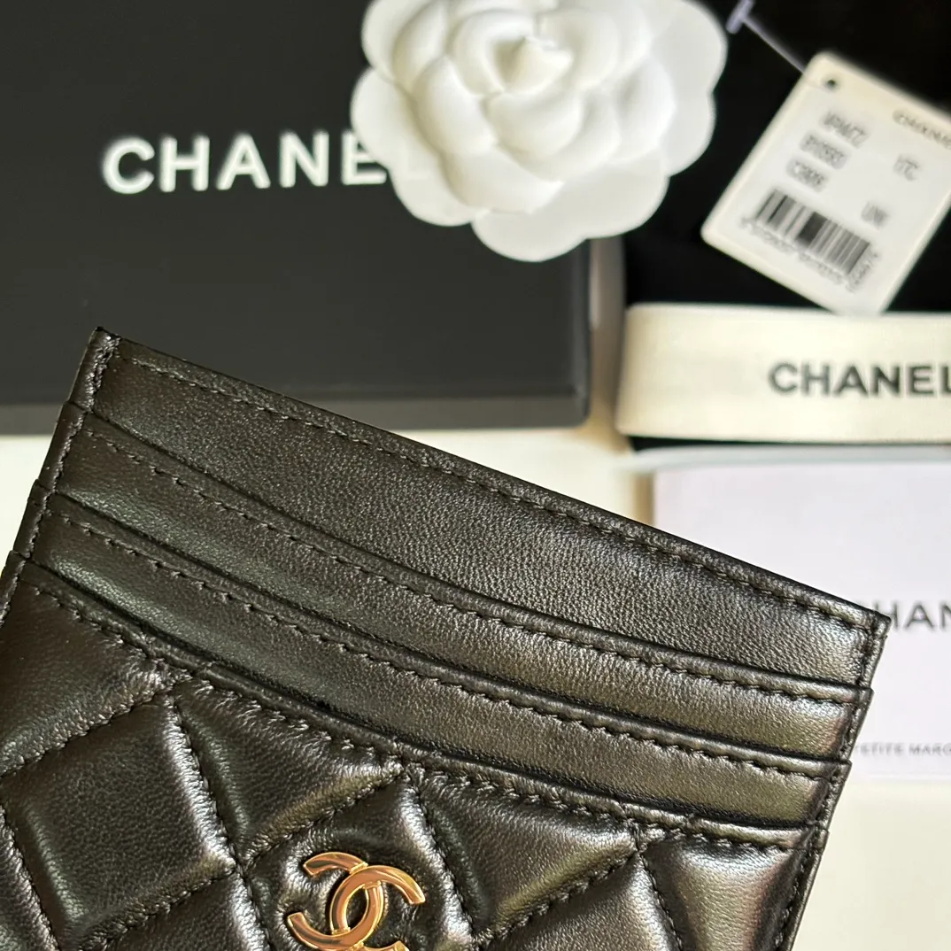 💰240 new product CH@NEL card holder has arrived💦This card holder adds a few more card slots based on the old model, making it more practical. It has original quality and beautiful details. Model No. AP8944, size 11*8*1cm.