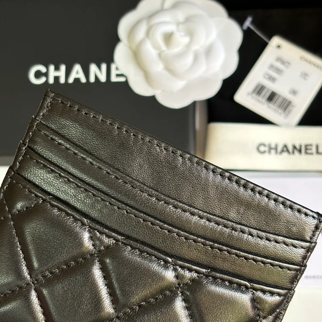💰240 new product CH@NEL card holder has arrived💦This card holder adds a few more card slots based on the old model, making it more practical. It has original quality and beautiful details. Model No. AP8944, size 11*8*1cm.