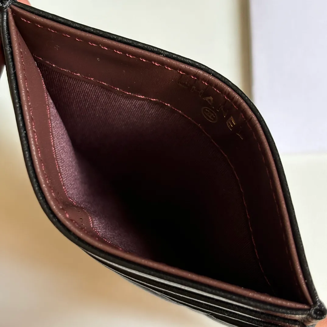 💰240 new product CH@NEL card holder has arrived💦This card holder adds a few more card slots based on the old model, making it more practical. It has original quality and beautiful details. Model No. AP8944, size 11*8*1cm.