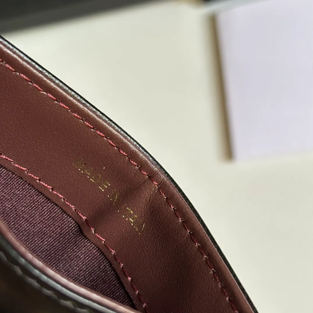 💰240 new product CH@NEL card holder has arrived💦This card holder adds a few more card slots based on the old model, making it more practical. It has original quality and beautiful details. Model No. AP8944, size 11*8*1cm.