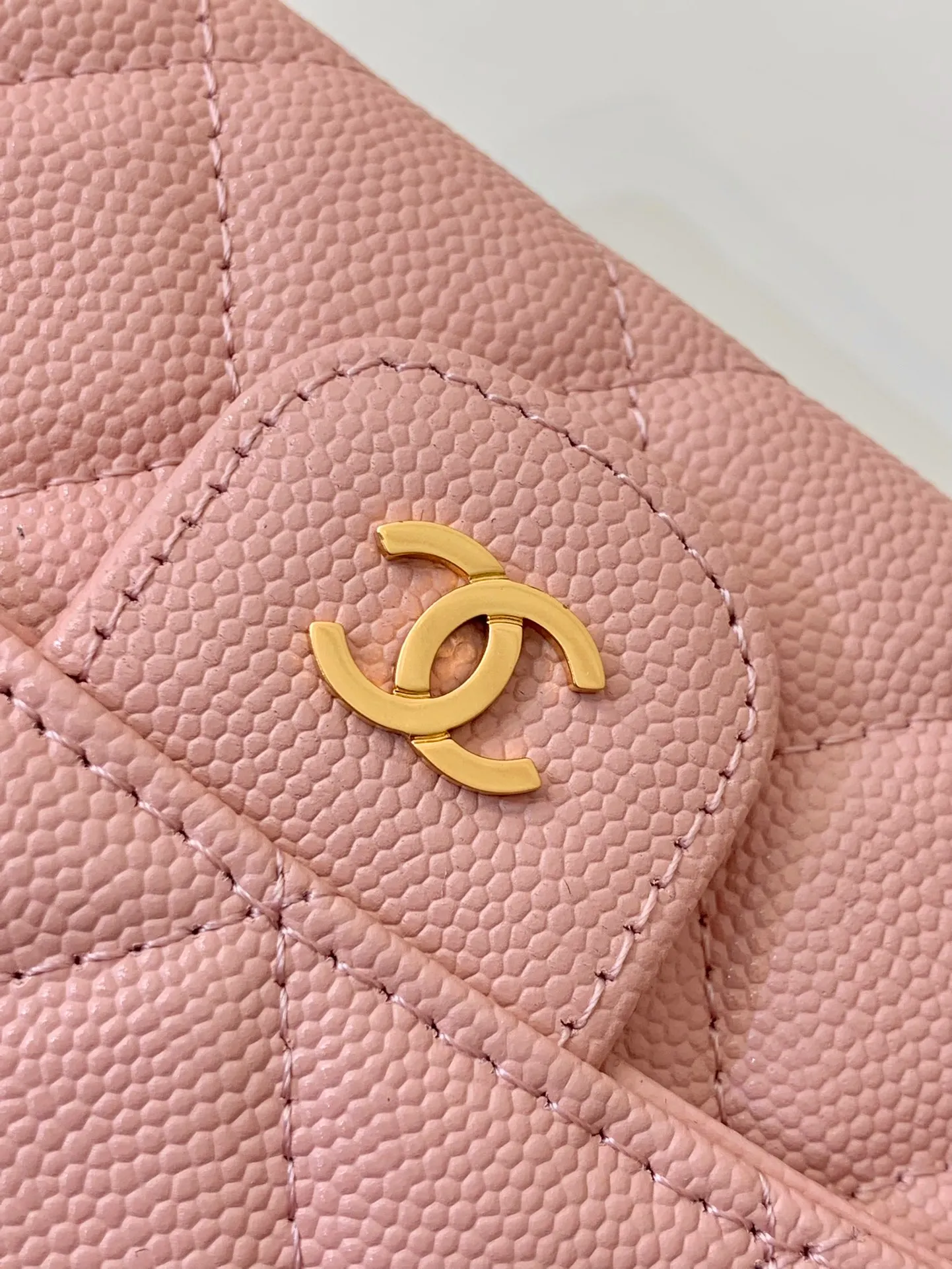 80758 Double C hardware logo, all made of five layers of pure manual electroplating process, you can take a closer look at the luster! Buy it back and let it shine under the sun, bringing its own light...