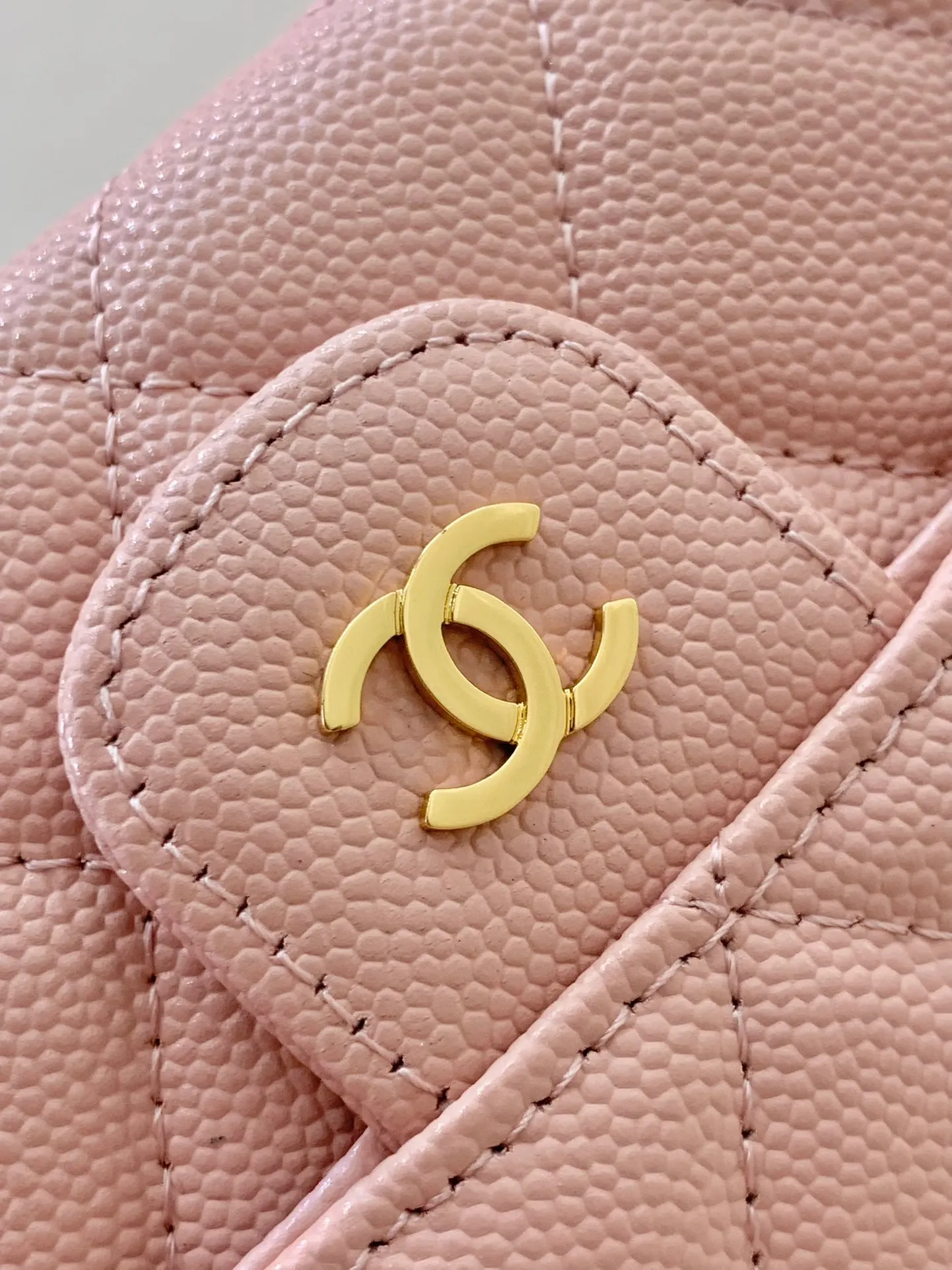 80758 Double C hardware logo, all made of five layers of pure manual electroplating process, you can take a closer look at the luster! Buy it back and let it shine under the sun, bringing its own light...