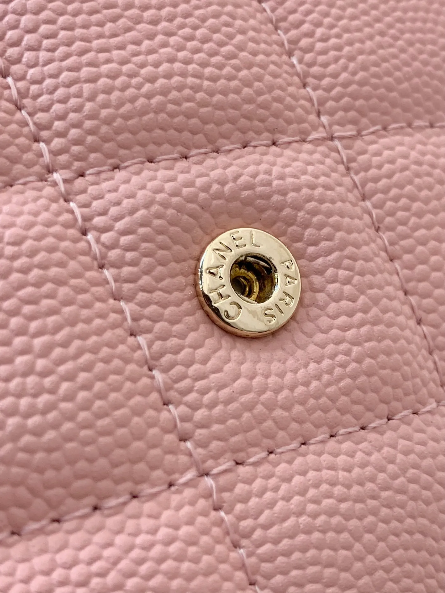 80758 Double C hardware logo, all made of five layers of pure manual electroplating process, you can take a closer look at the luster! Buy it back and let it shine under the sun, bringing its own light...