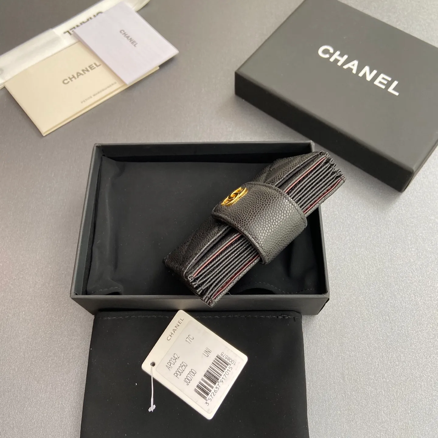 [Special grade hardware original leather] ¥400 Small fragrant organ multi-card slot card holder series with iconic metal logo Gold-toned metal hardware, exclusive Italian imported leather 6 card slots No.: 0342 Black fine ball pattern gold steel mark Size: w10×h6×2cm